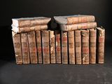 plusieurs vieux livres sont empilés sur une table