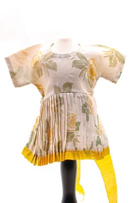 une robe sur un mannequin, entourée d'un ruban jaune
