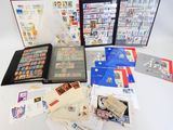 beaucoup de timbres et d'enveloppes sur la table