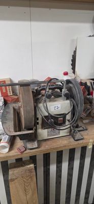 une photo d'un établi encombré sur lequel sont posés des outils