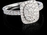 gros plan d'une bague en diamant sur une surface noire