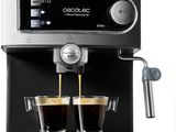 un gros plan montrant deux tasses de café en train d'être versées dans une machine à café