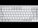 un clavier d'ordinateur avec des touches blanches sur fond noir