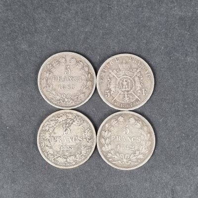 trois pièces d'argent, dont l'une est un souverain et l'autre est un souverain