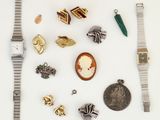 plusieurs types de bijoux différents sur une surface blanche