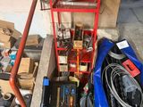 une échelle rouge posée à côté d'un tas d'objets divers