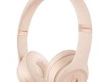 une paire d'écouteurs « Beats » sur fond blanc