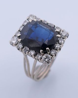 Bague en or blanc 750 ornée d'une pierre et de pierres blanc… - Photo 1