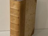 un livre dont un bout de papier dépasse