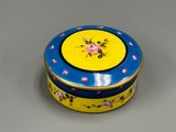une petite boîte bleue et jaune décorée de fleurs