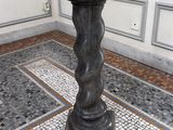 un socle en marbre au milieu d'un sol carrelé