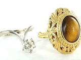 deux bagues en or ornées d'une pierre « œil-de-tigre » et une bague en diamant
