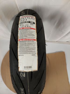 une photo d'un pneu de moto posé sur une boîte en carton