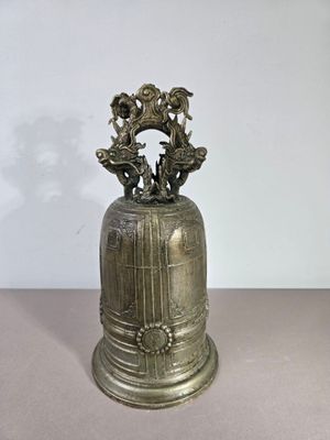 TIBET Cloche rituelle en bronze à décor de dragons enlacés.