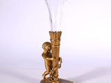 l'image d'un vase en verre surmonté d'une statue