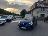 une voiture bleue garée devant un bâtiment dans un parking