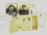 Plusieurs vieilles photos d'hommes en uniforme militaire sont posées sur une table