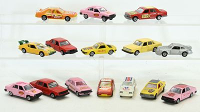de nombreuses petites voitures exposées sur une étagère
