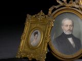 deux photos encadrées d'un homme et d'une femme sur une table