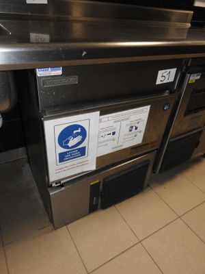 une photo d'une cuisine en inox équipée d'un évier et d'un lave-vaisselle