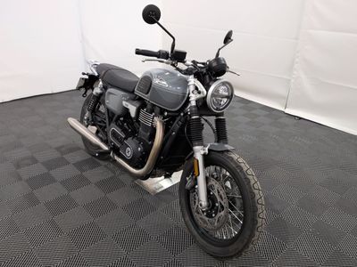 une moto garée à même le sol dans une pièce