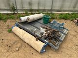 un tas d'outils et un rouleau de papier par terre