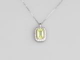 un pendentif en émeraude et diamant sur une chaîne en argent