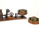 une petite maquette de machine à vapeur et une petite maquette de bateau