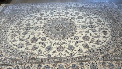 Tapis Iran Nain laine et soie couleur blanc et bleu 400 X300