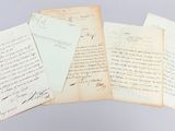 plusieurs vieux papiers sont empilés sur une table