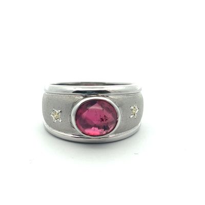 Gros plan sur une bague ornée d'une pierre rose