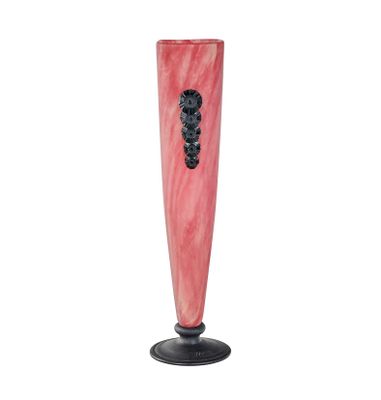 Ce grand vase est en marbre rose et possède un socle noir.