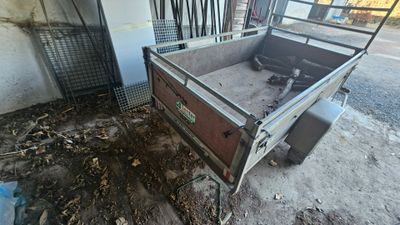 un camion garé à côté d'un immeuble