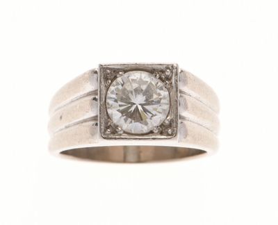 gros plan d'une bague en diamant sur fond blanc