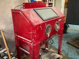 une machine rouge qui se trouve dans une pièce