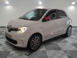 la photo d'une voiture blanche garée dans un garage