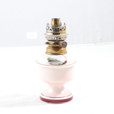Lampe à pétrole en faïence émaillée polychrome à décor de pa…