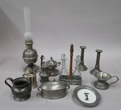 LOT D'ÉTAIN Comprenant notamment : lampes à pétrole, bougeoi… - Photo 1
