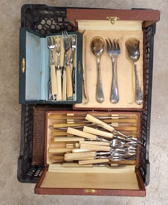 une boîte contenant un tas d'argenterie