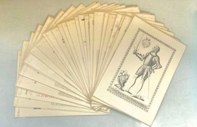 un lot de cartes posées sur une table