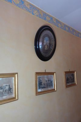 une horloge accrochée au mur dans un couloir