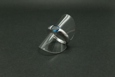 Bague jonc en or blanc 750°/°°, poinçon tête d'aigle orné d'…