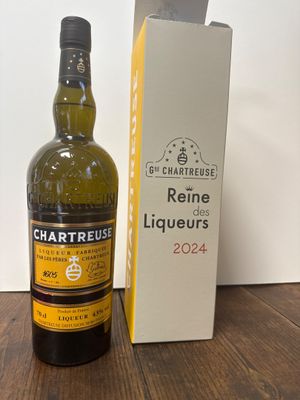 des bouteilles d'alcool posées sur une table à côté d'un carton de vin