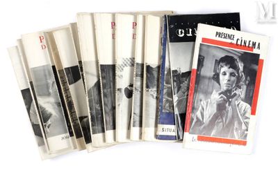 plusieurs livres sont empilés sur une surface blanche