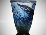 un vase en verre orné d'un motif bleu et noir