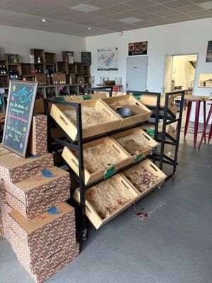 de nombreuses boîtes empilées dans une pièce