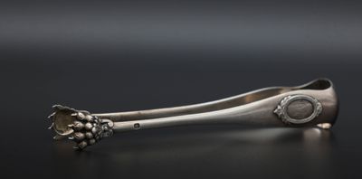 une image représentant une cuillère ornée d'une fleur, posée sur une table