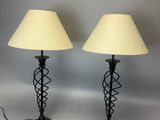 paire de lampes de table en fer forgé noir avec des abat-jours couleur crème