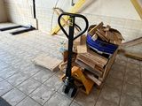 un petit chariot chargé d'une pile de bois dans une pièce