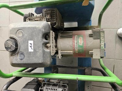 une photo d'une machine en cours de réparation